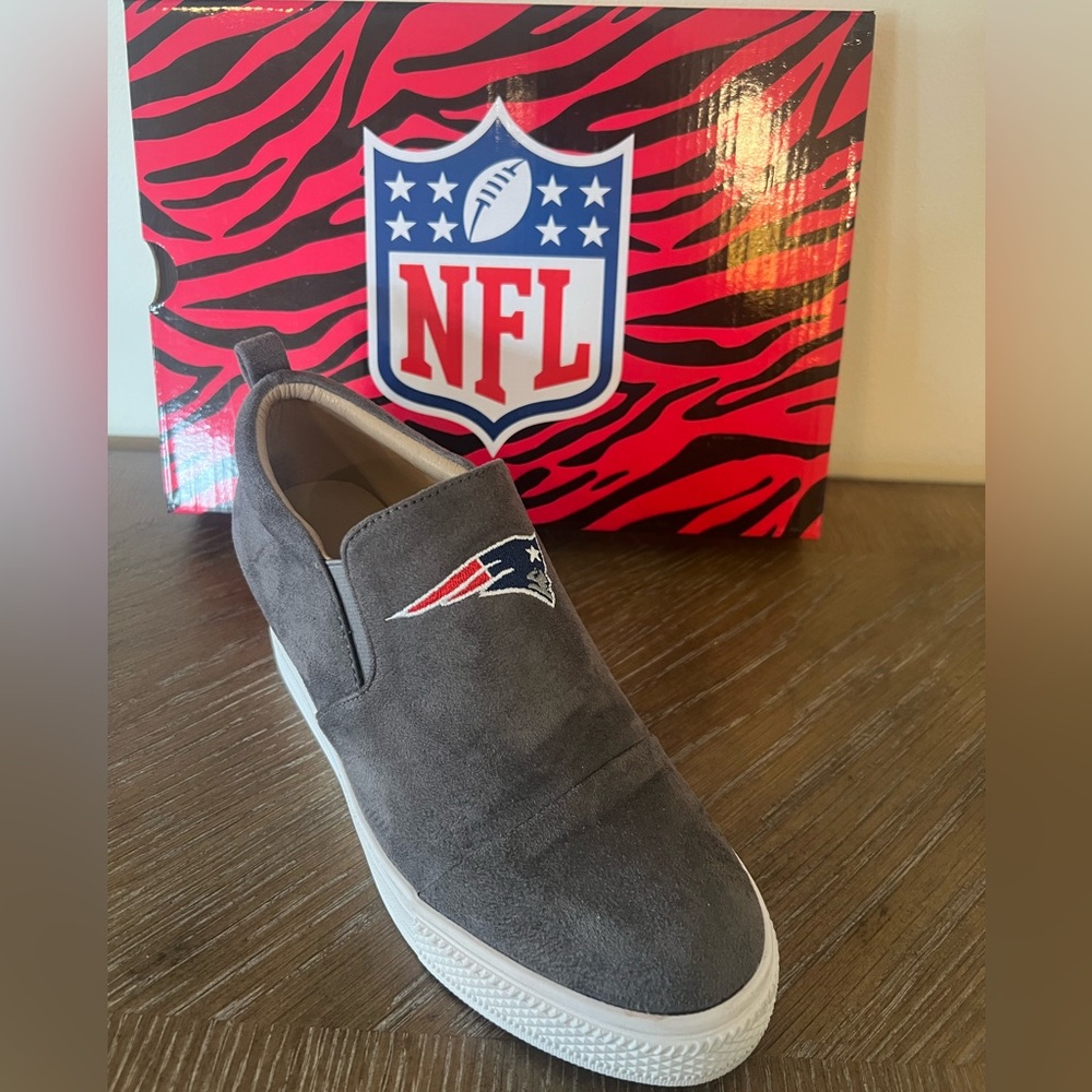 NFL New England Patriots Slip On Wedge Sneaker in Grey size 7